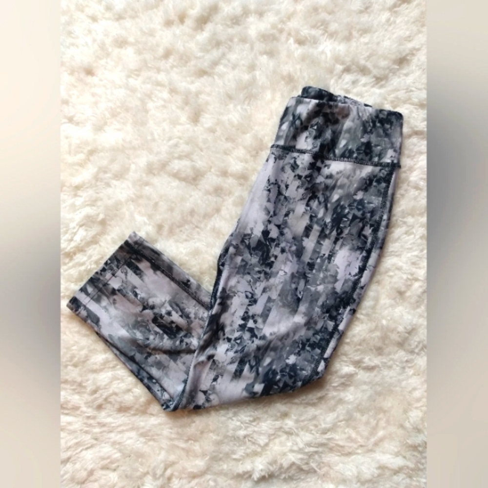 EUC Reebok women's size medium galaxy Capri length leggings